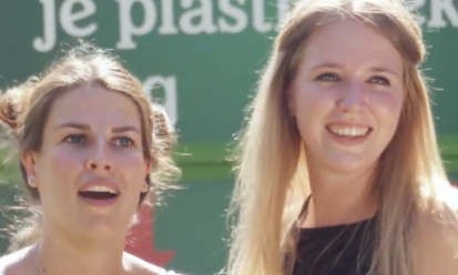 Meisjes gooien heineken bekers weg